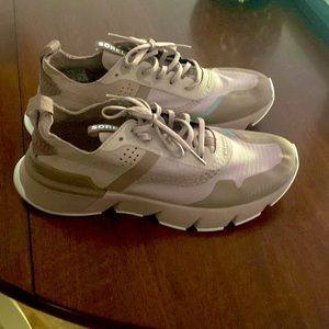 Size 8 (best for narrow feet). I’ve worn them 1x outside (too small).